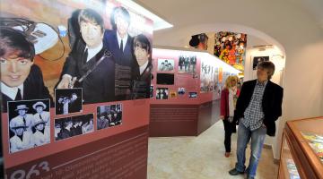 Egri Road Beatles Múzeum, Eger, Bródy János a megnyitón (thumb)